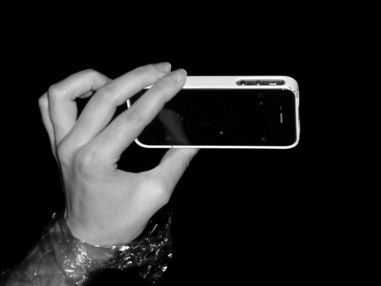 Why Changing Your Phone to Greyscale Can Help Reduce Screentime