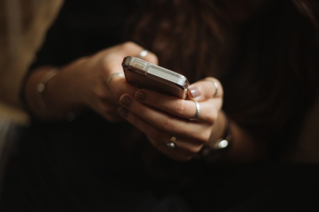 using phone on grascale mode helps reduce screen time